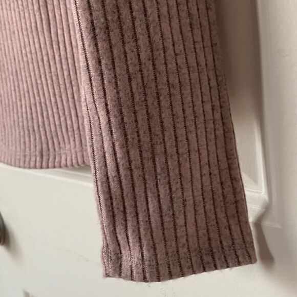 Aero Seriously Soft Perfect V Long Sleeve Tee - Picture 5 of 5